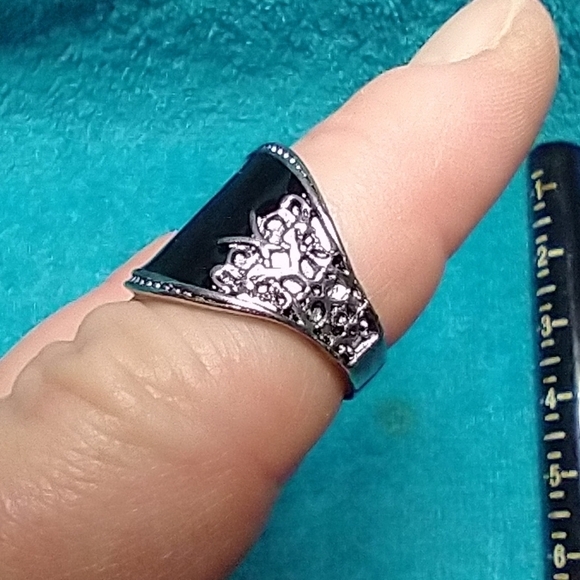 Silvertone black enamel intricate design ring - Picture 4 of 5